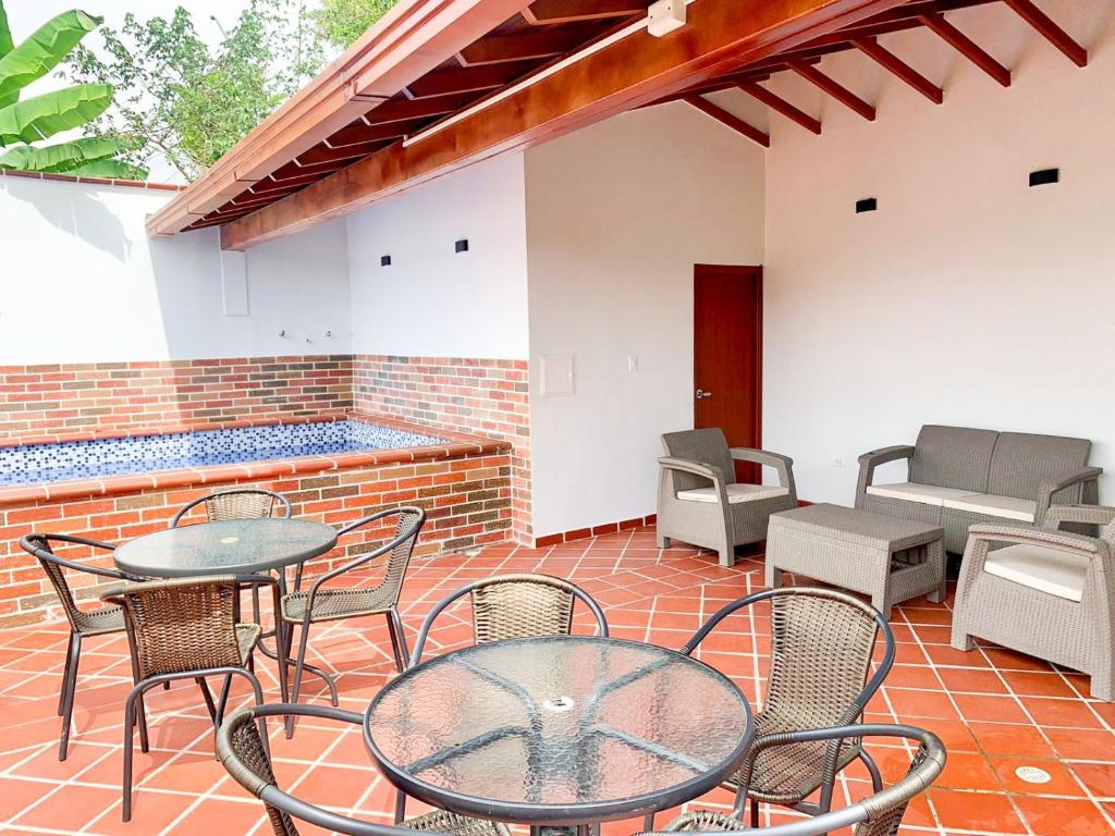 Piscina y terraza principal